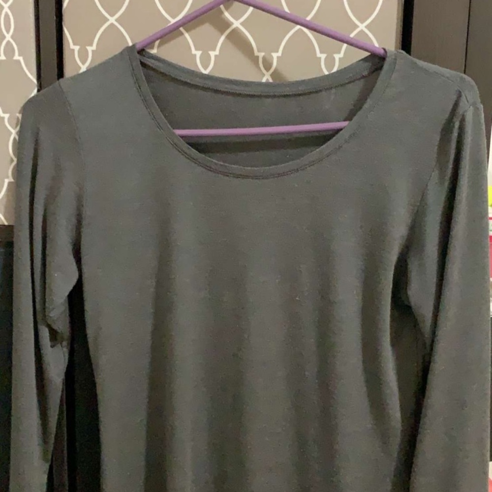 grey long sleeve shirt